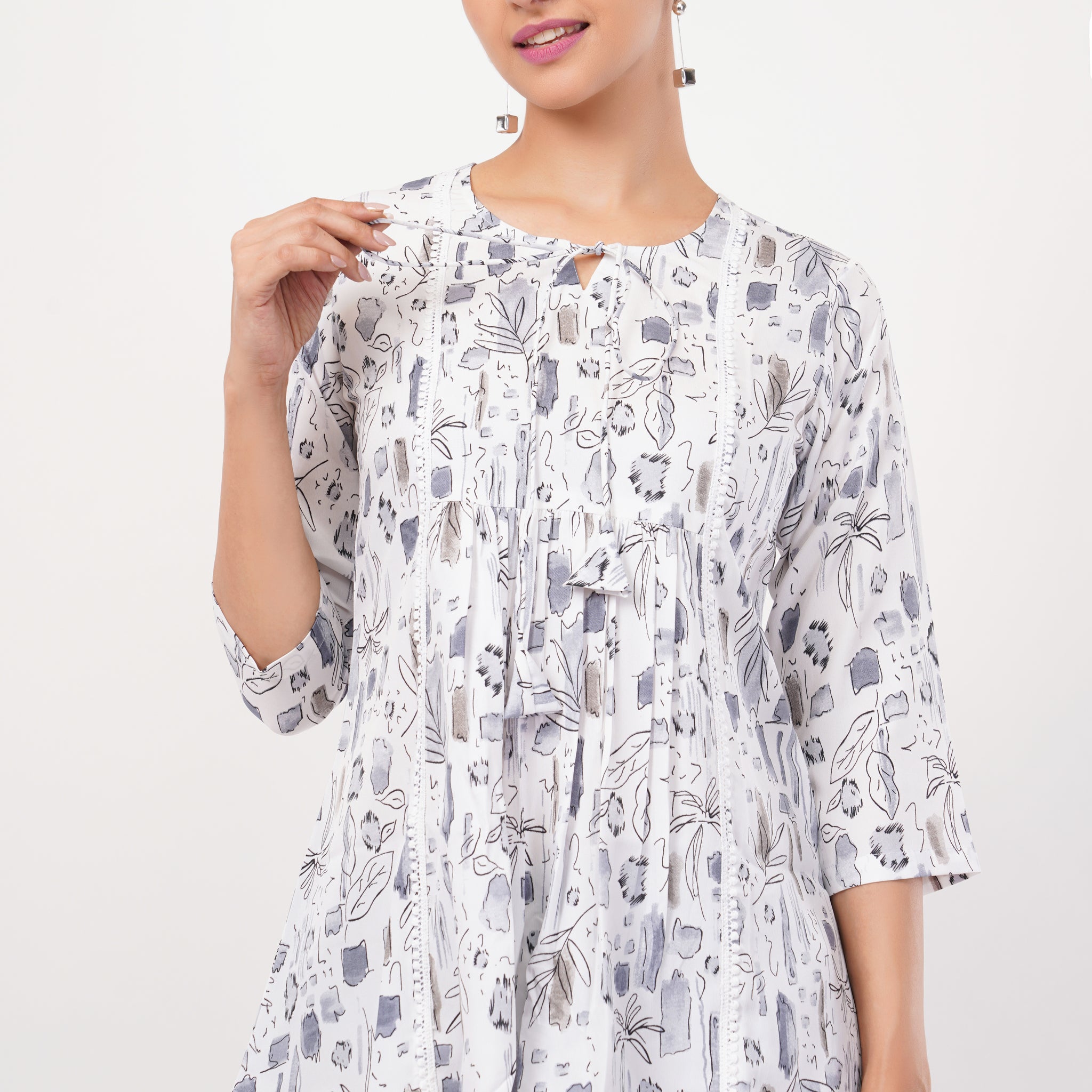 Strawberry Xpress Women's White & Grey Floral Print Crepe Tunic Top